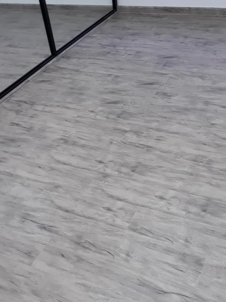 Caja piso SPC 5mm - Sistema Clic - Álto tráfico - Gray tree
