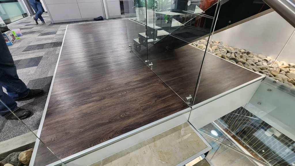 Caja piso SPC - Old tree - 6.5 mm - Sistema Clic - Álto tráfico - Manto padding IXPE 1mm incluido - SV-517 - Savannah Collection - 230*1220*6.5 mm