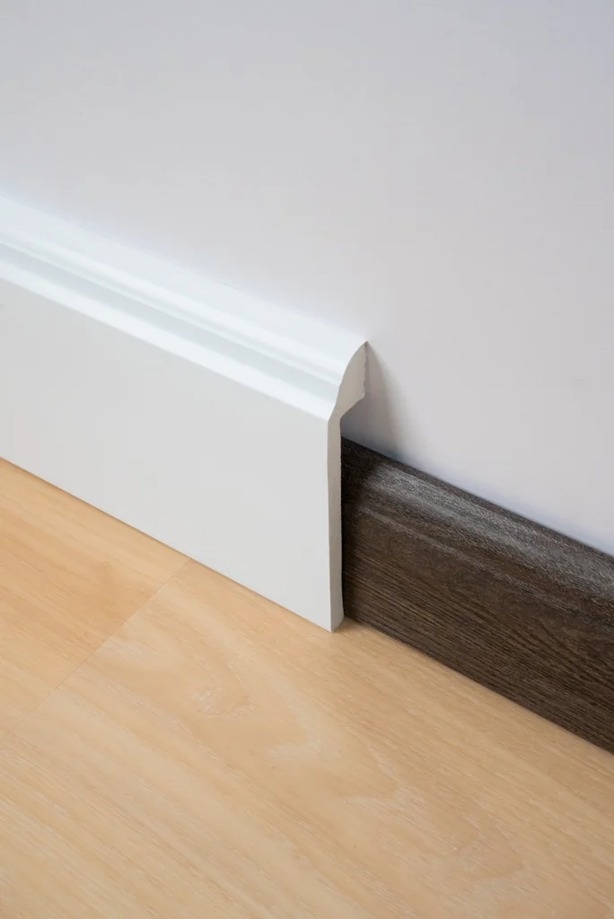 Cubre zocalo - Blanco - Biselado - 25*130*2400 mm - Altura 13 cm - Cubre zocalo de hasta 11 cm - Poliestireno - Hidrófugo