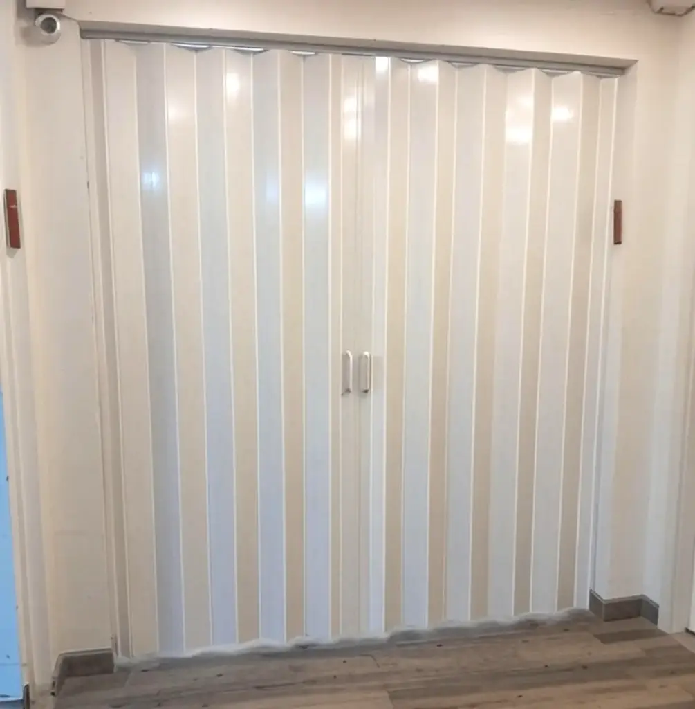 Puerta plegable corrediza - full panel - Plástica (PVC) - Fabricación a medida