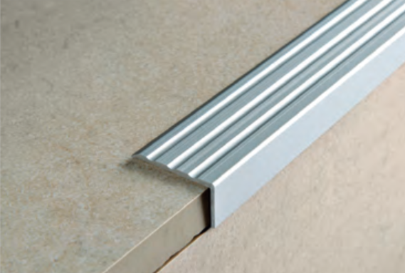 Angulo aluminio - Prowalk - Estriado antiresbalante - Con pegamento incluido - Plata - 25x20x2700 mm