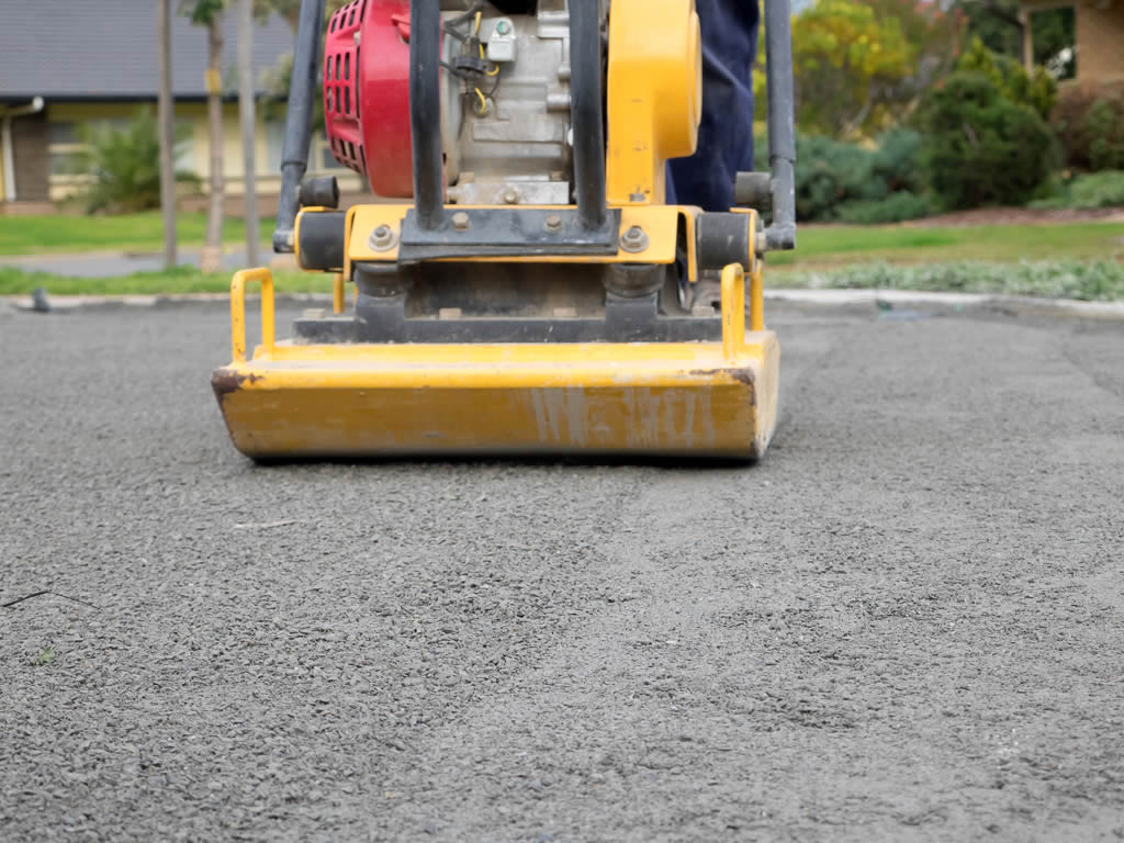 Adecuacion terreno con geotextil y gravilla compactada para instalar grama artificial (m2)